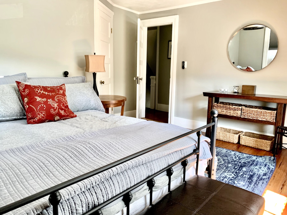 Das blaue Schlafzimmer verfügt über ein Queensize-Bett und einen Kleiderschrank.