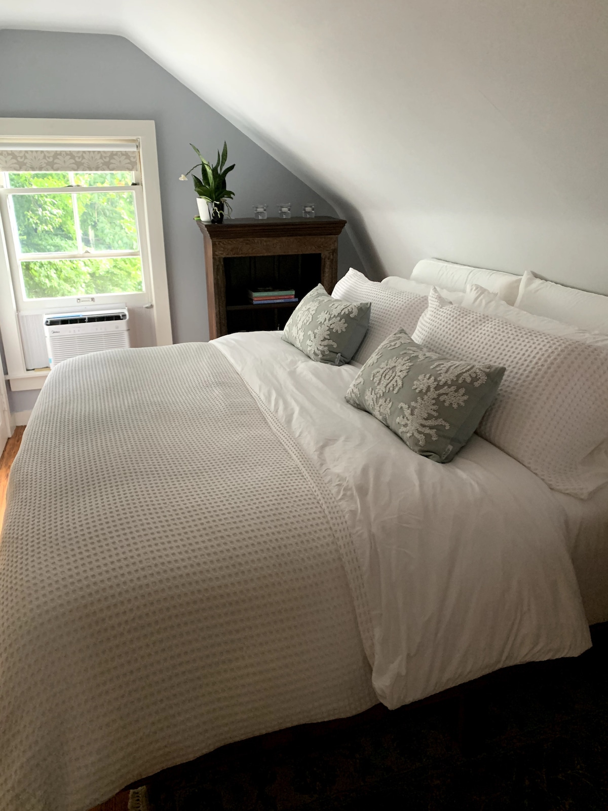 Das Hauptschlafzimmer mit eigenem Bad verfügt über ein luxuriöses Kings