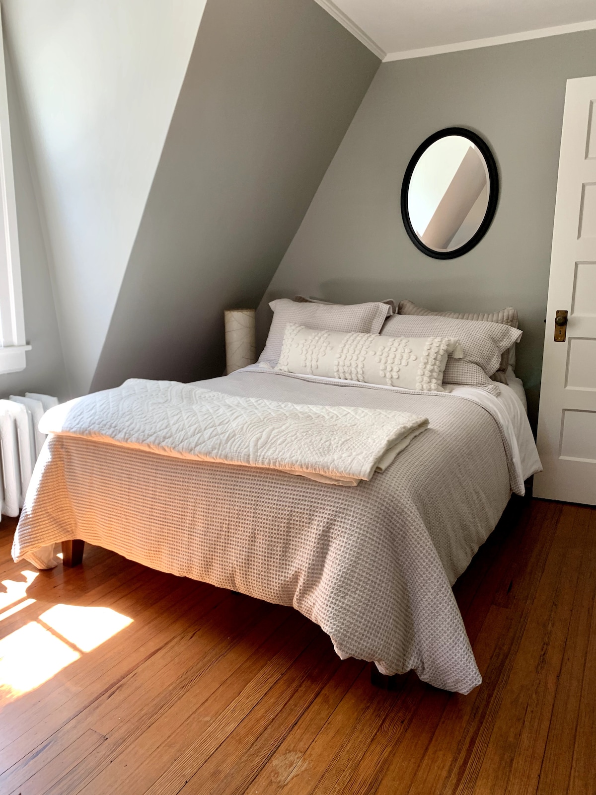 Das Khaki/Green-Zimmer befindet sich im 2. Stock und verfügt über ein großes Bett und ein Doppelbett.