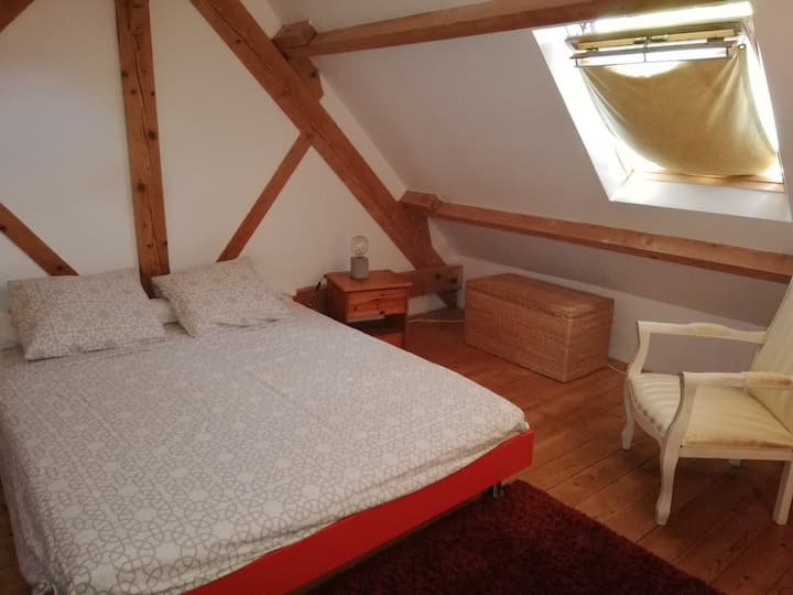 ห้องนอนบนชั้นลอยพร้อมเตียงคู่ 160 x 200