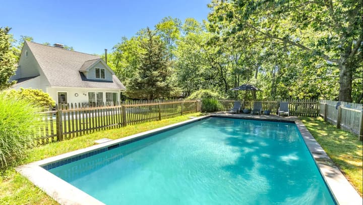 Sunny Home On One Acre With Gunite Pool - Shelter Island, NY