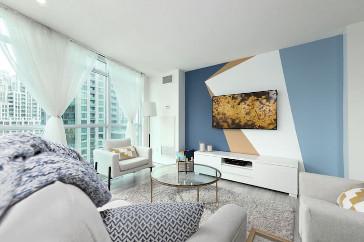 Corner Suite •Pool Gym Balcony +Parking • By Lake