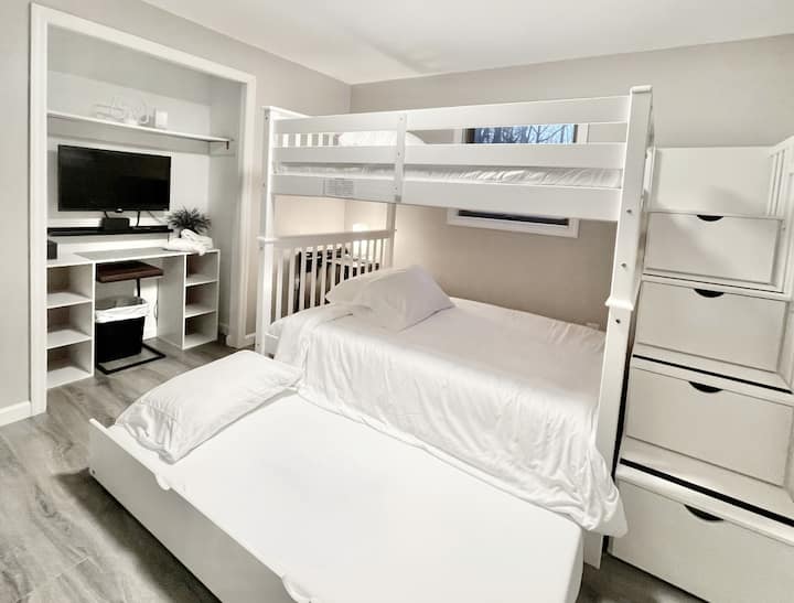 Dormitorio 2 Full over Full Bunk con cama doble extraíble.