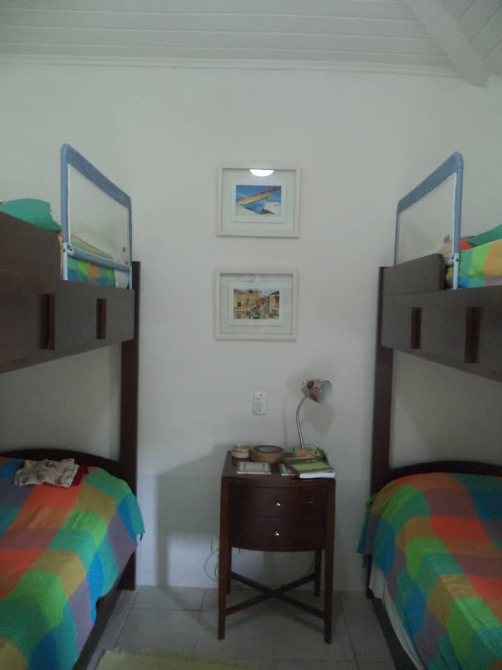 Suitë me krevate marinarë (duke përfshirë parmakë të lëvizshëm) me ajër të kondicionuar, ventilator tavani dhe dollap me varëse