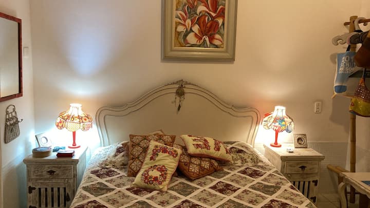 Suitë me krevat dopio "queen". Me ventilatorë tavani dhe kondicioner portativ të konsullit.
