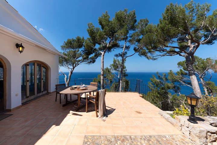 Exclusive Villa with Spectacular Sea Views