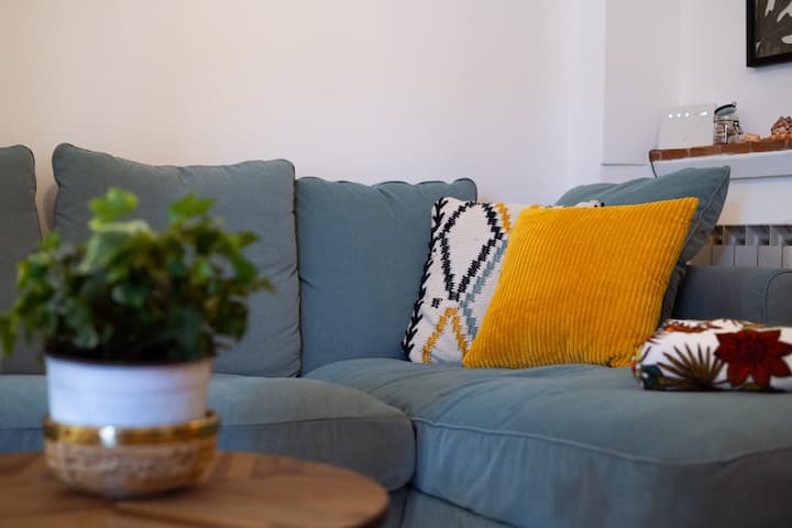 sofá en la sala de estar