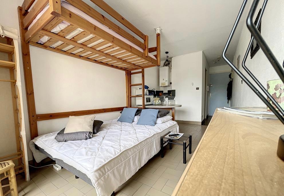 Canapé lit de bonne qualité pour un couchage de 140x195.
et
Un lit mezzanine une personne « non adapté aux enfants en bas âge.