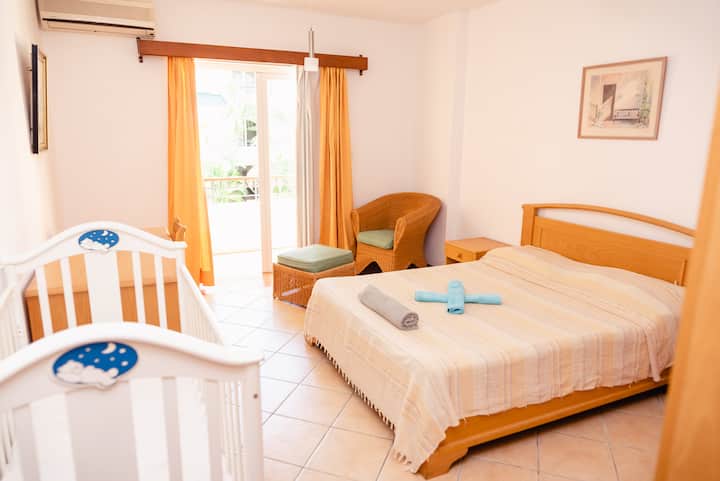 Chambre 1 - Premier étage
Lit double et lit bébé