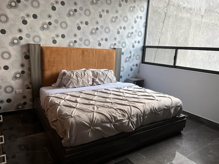 Голямо двойно легло с баня и бюро за работа 