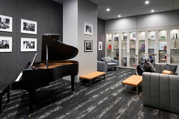 Level Seattle – Spacious Deluxe Two Bedroom Suite gallery image 4