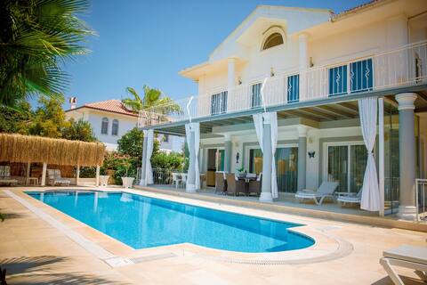 Luxury 5 large bedroom Villa with private pool