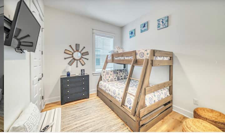 ツインベッド2台とフルサイズの3つ目の二段ベッドルーム