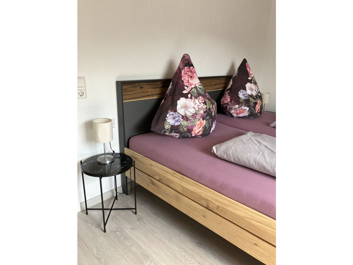 Spálňa s novo zakúpenou posteľou (23. januára) s dubovými prvkami