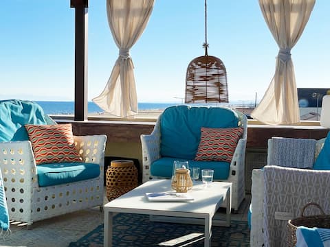 Annonce Airbnb populaire: Seafront - designer duplex - getaway - parking à Narbonne