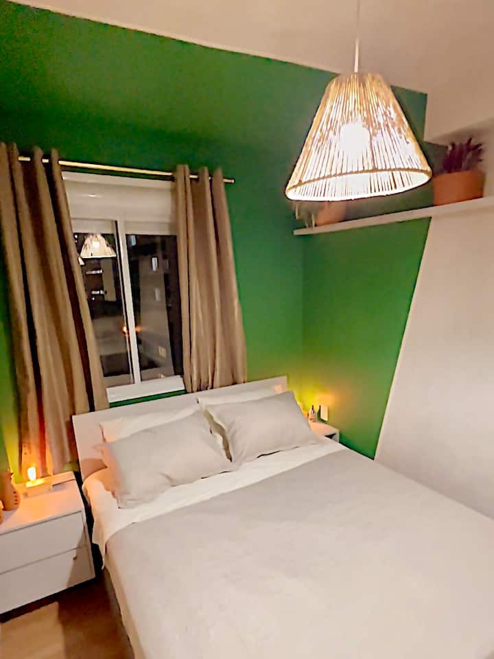 Bedroom with queen-size bed and top-of-the-line mattress. Modern and well equipped furniture: Sideboards with lights and outlets on both sides of the bed, plus drawers. Hotel standard bedding. 