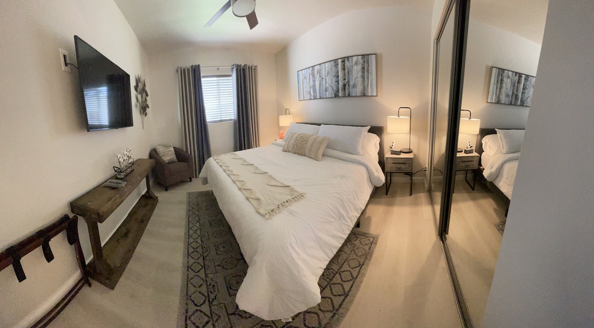 Velika bračna soba s madracem od memorijske pjene, luksuznom posteljinom, ormarom, Qi bežičnim alarmom za punjenje, pametnim televizorom, solnom svjetiljkom i USB priključcima 