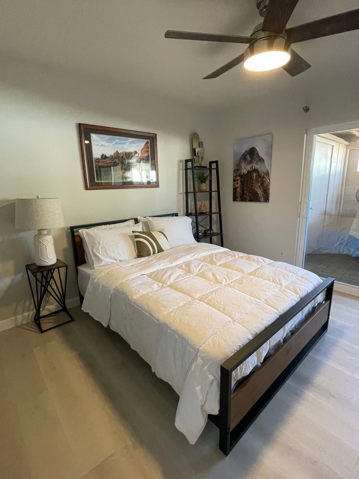 Spavaća soba s bračnim krevetom i madracem od memorijske pjene, luksuznom posteljinom, pametnim televizorom, ormarom, Qi budilicom za bežično punjenje, USB priključcima, solnom svjetiljkom i pristupom terasi