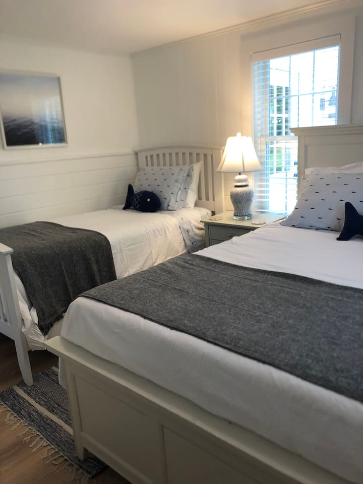 غرفة نوم ثانية بسرير ملكي وسرير مزدوج. 