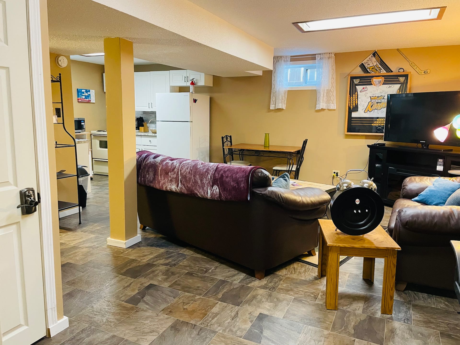 1 Bedroom Basement Suite near Hospital & ACC