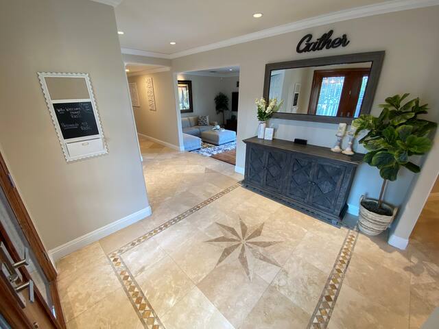 Exquisite Glendale Hills Pool Home with Views!!! gallery image 4