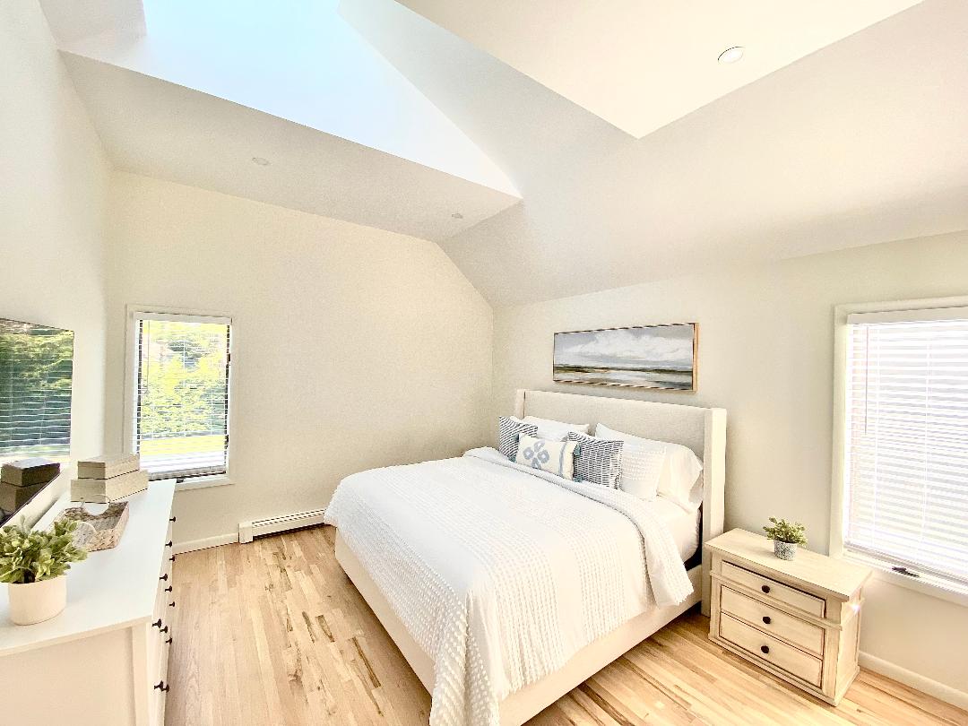 Примарна спална соба со брачен кревет (широк 150-179 см). 55 инчен паметен телевизор Samsung