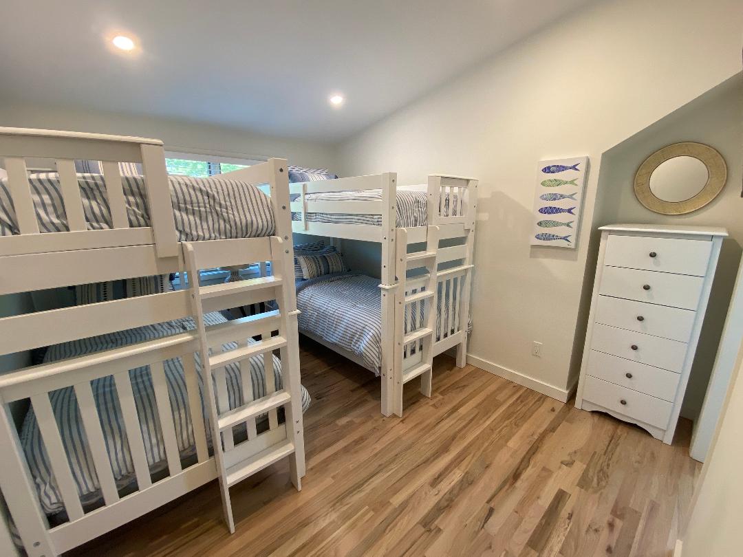 Спална соба на спрат со паметен телевизор