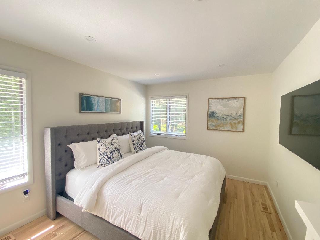 Гостинска спална соба на 1 кат со брачен кревет и 55-инчен паметен телевизор Samsung