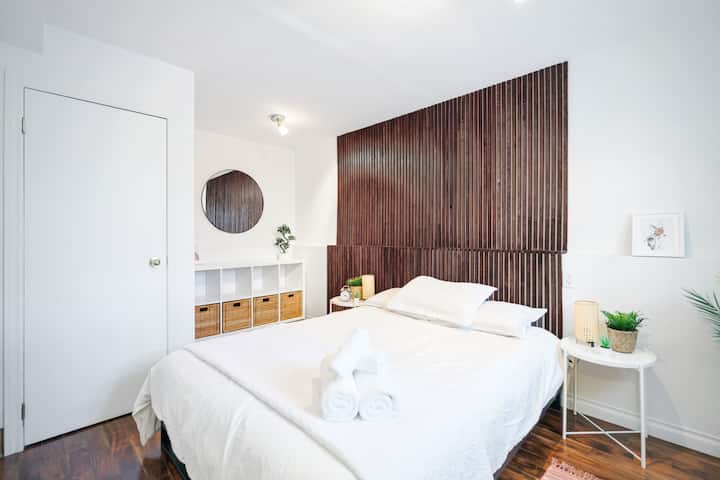 Lower Bedroom - Situated on its own level just steps down from the foyer, privacy is not an issue. With a queen bed and an abundance of natural lighting shining through the large window, you'll feel right at home.