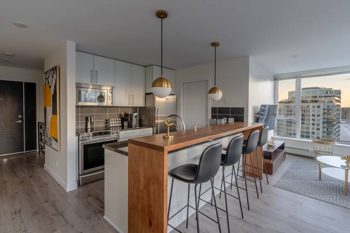 Glamorous 4 BR Sub-Penthouse DT Van City w/ pool gallery image 4