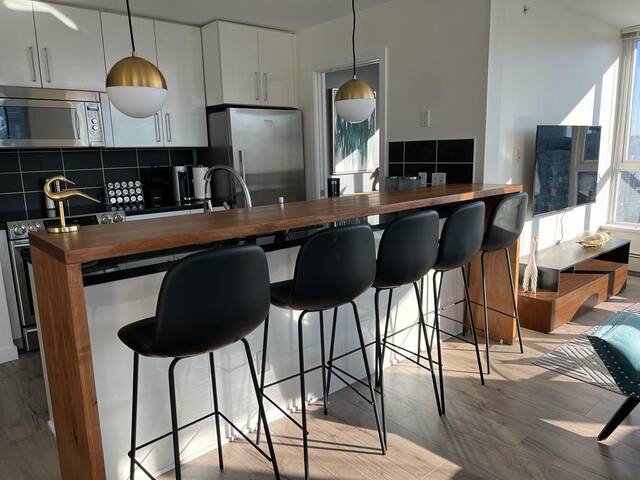 Glamorous 4 BR Sub-Penthouse DT Van City w/ pool gallery image 5