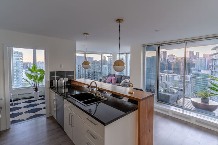 Glamorous 4 BR Sub-Penthouse DT Van City w/ pool
