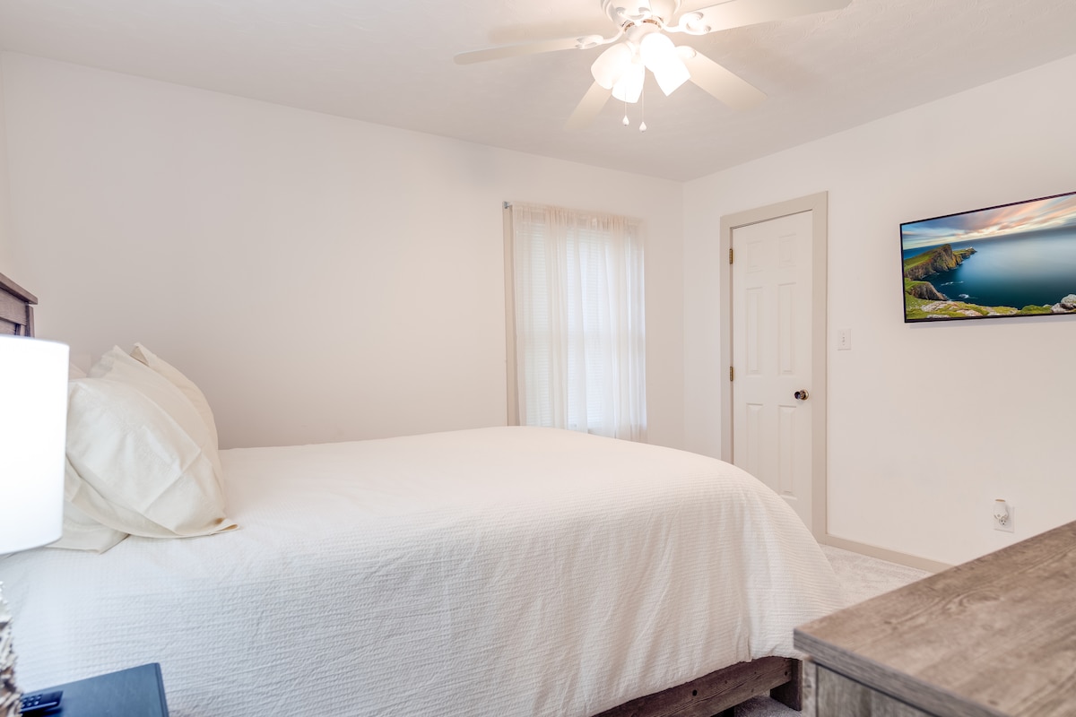  BR3: Queen Bed, Ceiling fan, Closet, dresser, 42” Smart TV 