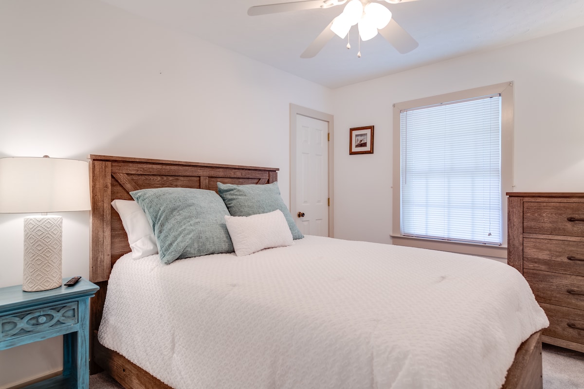 BR2: Queen Bed, Ceiling fan, closet dresser, night stand, 40”smart TV