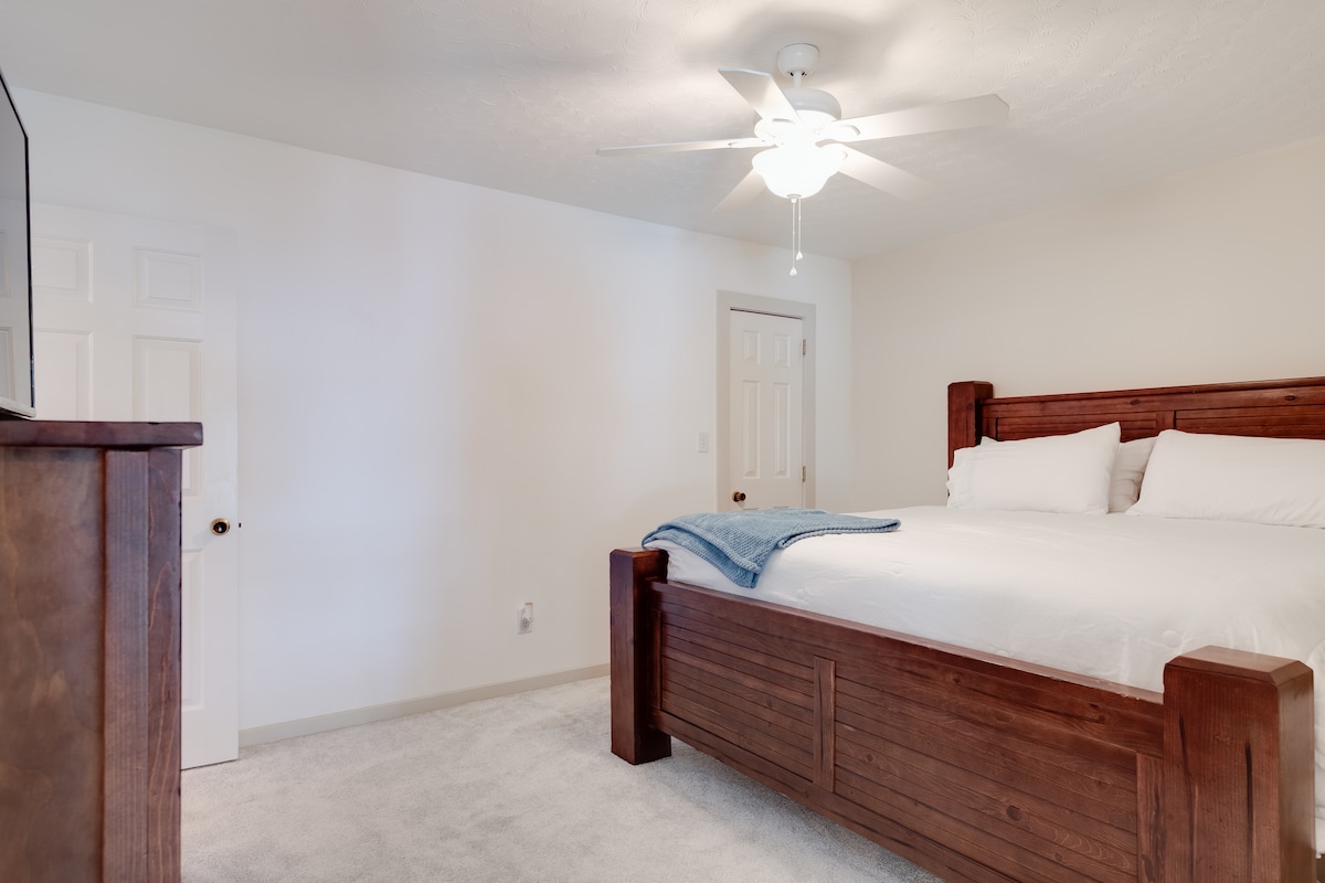 BR1: King Bed, Ceiling fan, dresser 49” TCL smart TV, Full bath and closet.