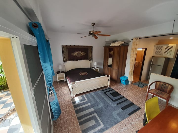 Dormitorio king en el pabellón

Dormitorio con cama tamaño king en el cenador