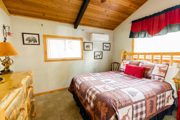 ห้องนอนใหญ่พร้อมเตียงควีนไซส์