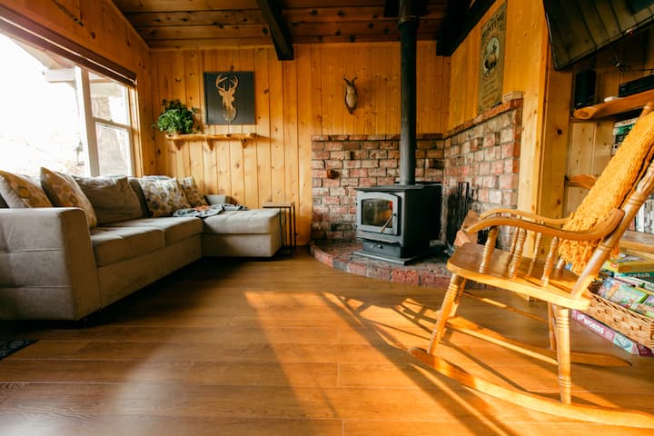 ห้องนั่งเล่นที่สะดวกสบายและอบอุ่นสำหรับการสังสรรค์กับคนที่คุณรัก