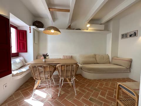 Popular Airbnb listing: A beautiful fisherman's house in the center in L'escala