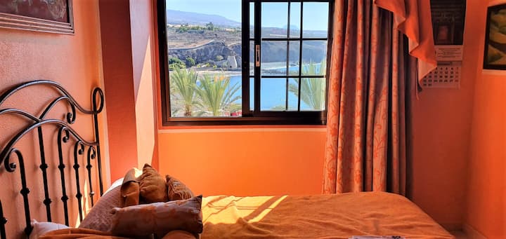 Спална соба со мал брачен кревет (140x200), прозорец со одличен поглед кон морето/плажата, вграден плакар, светла за читање 