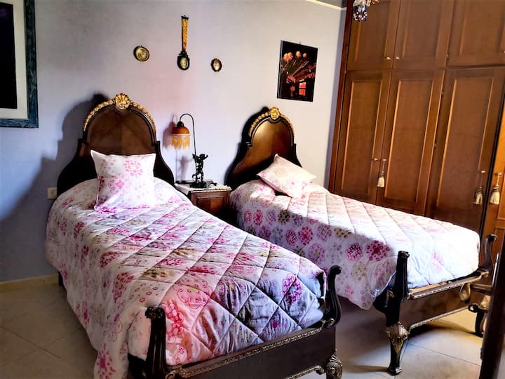 Спална соба со два единечни кревета која може да се спои за да се формира двојна соба. Прозорец кон дворот, вградена гардероба, светла за читање