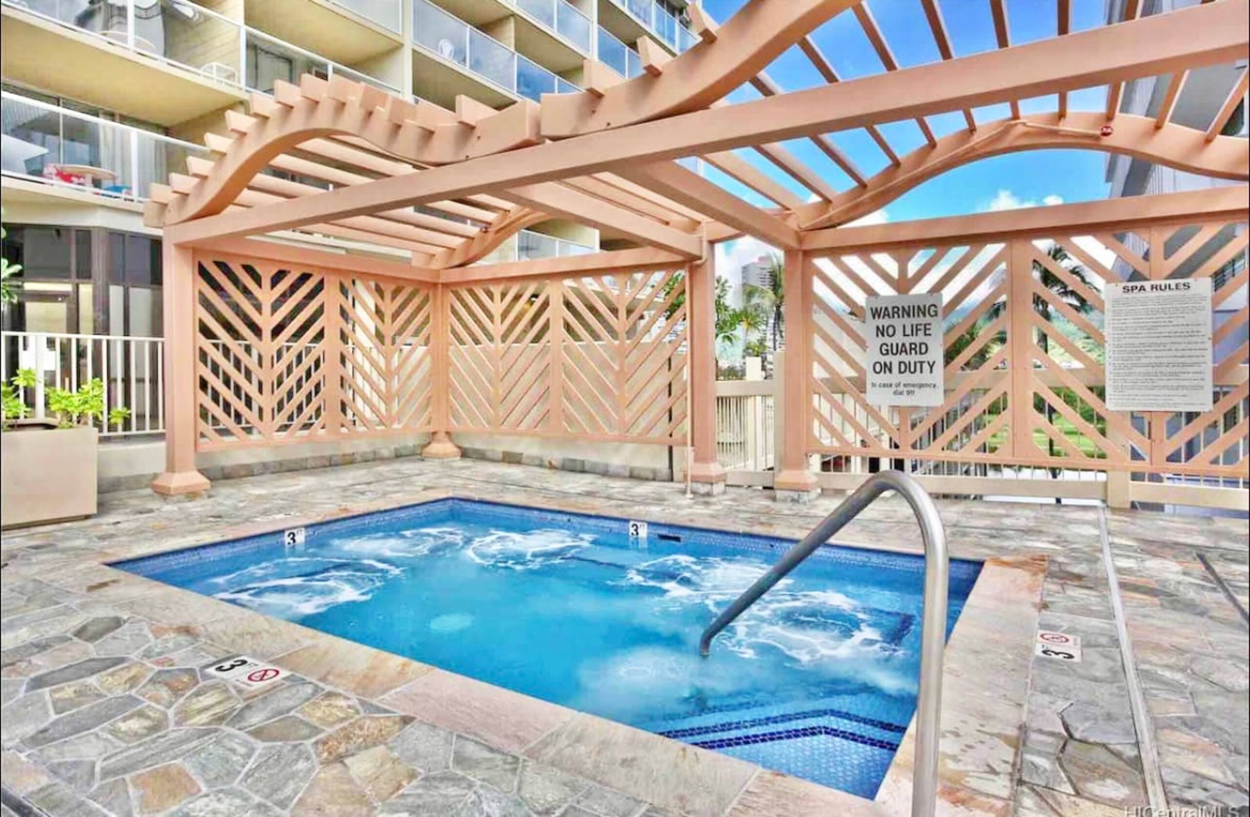 Condo in Honolulu · ★4.83 · Studio · 2 beds · 1 private bath - Image 8