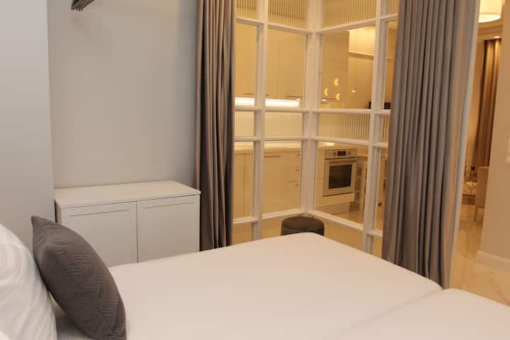 ห้องรักษาความปลอดภัยเตียงเดี่ยวสองเตียงที่กลายเป็นเตียงคู่หนึ่งเตียง.. ปิดผ้าม่านเพื่อความเป็นส่วนตัว