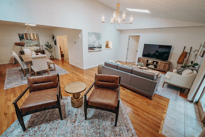 Charming 3 Bedroom Ranch By Downtown Peoria & Osf - Peoria, IL