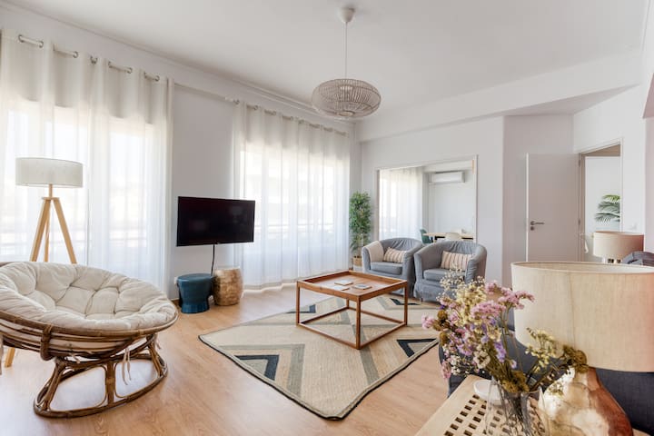 Castilho APT (bright & spacious with AC + balcony)