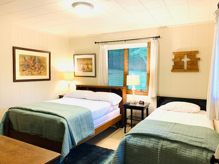 קומה עליונה: מיטה מלאה ומיטה זוגית