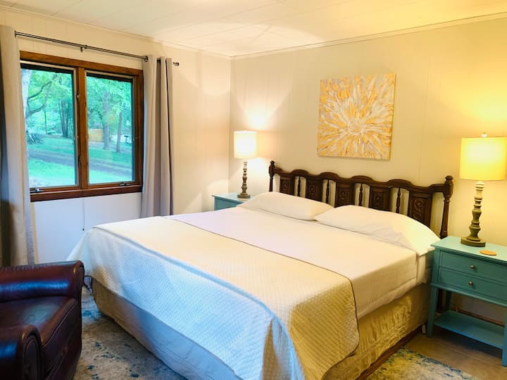 קומה עליונה: חדר שינה קינג