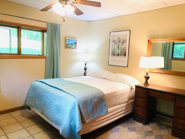 חדר שינה זוגי עם מיטת קווין סיי