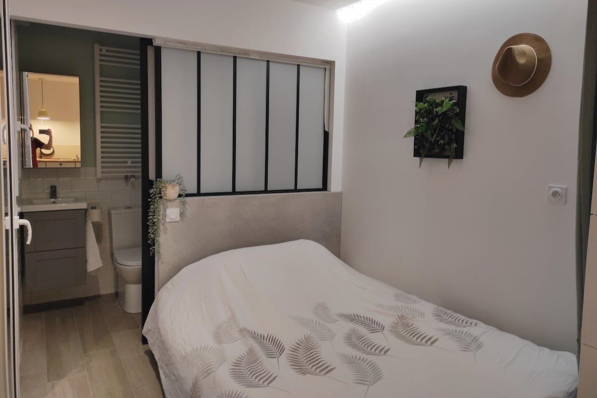 เตียงคู่ "จริง" - พื้นที่กลางคืนแยกจากกันด้วยม่านทึบแสง