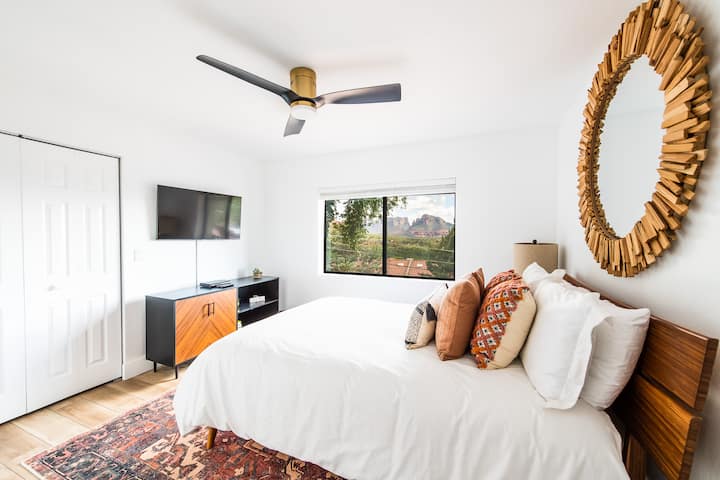 Queen Bedroom with excellent Redrock views, comfy bed, and a Smart TV  Attached jack and jill bath.